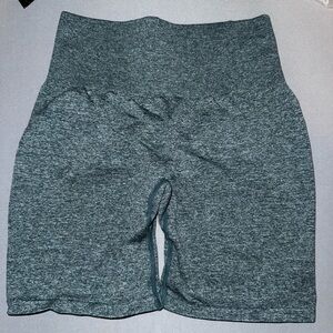 •NVGTN SHORTS
•Scrunch butt
•size small
•sea green color